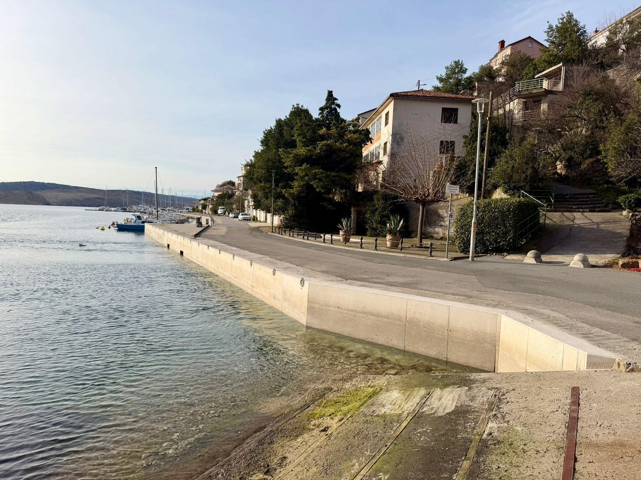 Luka Perčin - obalni zid