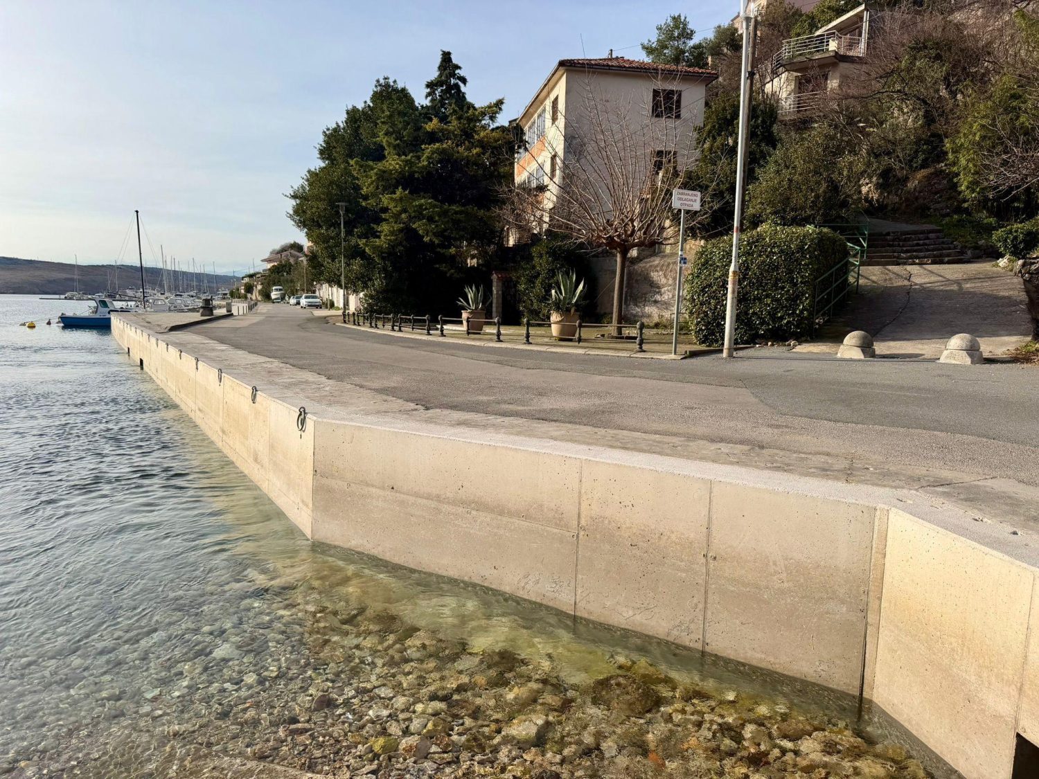 Luka perčin - obalni zid