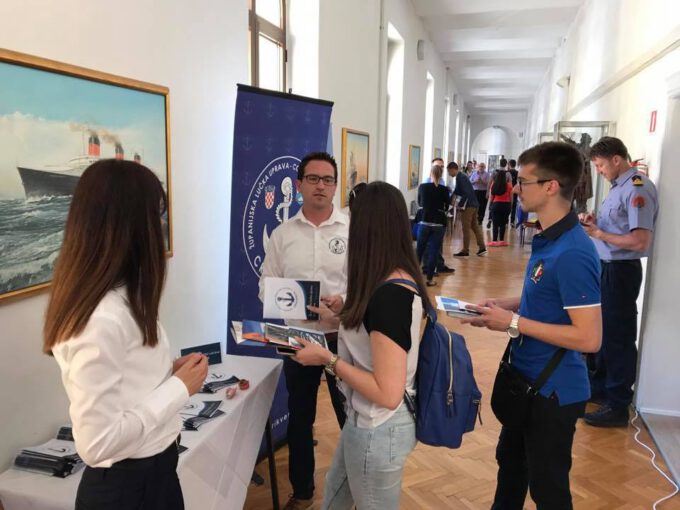 Prezentatori štanda ŽLUC