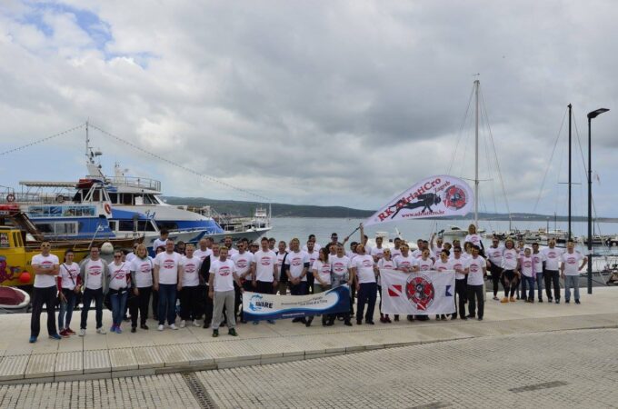 Dive Down sudionici na rivi