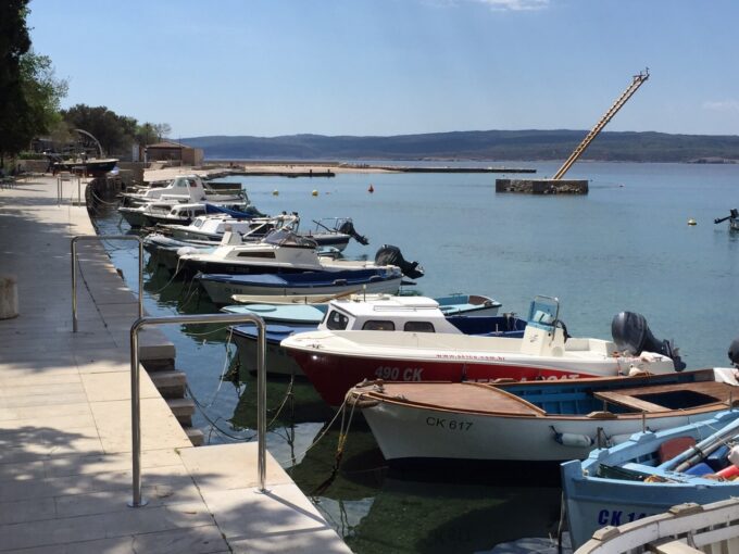 Nove inox ograde na obalnom zidu luke Selce